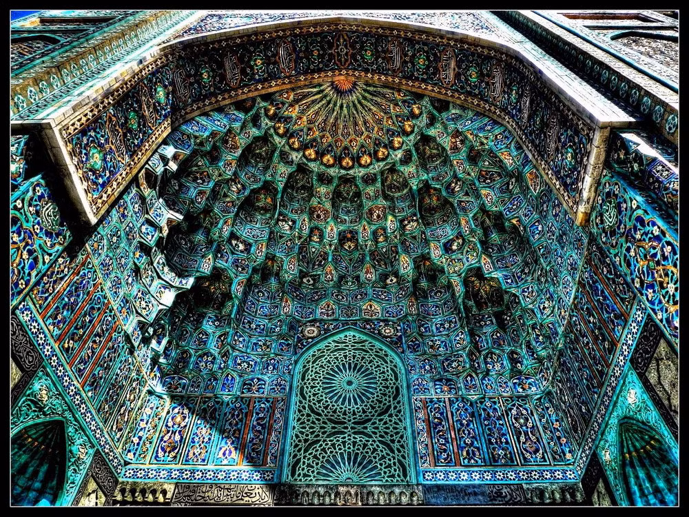 Có thể coi lăng mộ như một bảo tàng nghệ thuật, nơi hội tụ những tác phẩm khảm đá tinh xảo nhất của vương quốc Ba Tư.