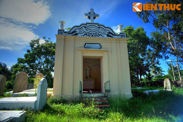 Tâm điểm của nghĩa trang này là một ngôi nhà nguyện nhỏ. Xung quanh nhà nguyện có tất cả 32 ngôi mộ nằm ngang dọc, được đắp bằng xi măng, có kiểu dáng và kích cỡ khác nhau. Đây là địa điểm không thể bỏ qua cho những người yêu thích lịch sử cũng như kiến trúc thời thuộc địa.