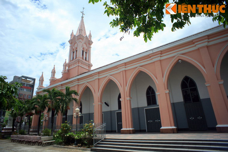 Về tổng quan, nhà thờ mang phong cách kiến trúc Gothic với tháp chuông cao vút và những vòm cửa hình quả trám. Màu sơn hồng nhạt khiến khung cảnh nhà thờ đậm chất lãng mạn, góp phần giúp nhà thờ thu hút rất đông du khách đến tham quan và ghi lại những khung hình khó quên.