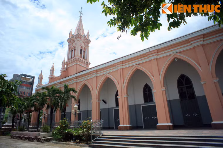 Về tổng quan, nhà thờ mang phong cách kiến trúc Gothic với tháp chuông cao vút và những vòm cửa hình quả trám. Màu sơn hồng nhạt khiến khung cảnh nhà thờ đậm chất lãng mạn, góp phần giúp nhà thờ thu hút rất đông du khách đến tham quan và ghi lại những khung hình khó quên.