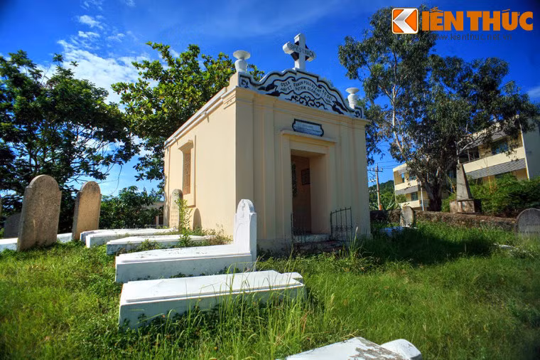 Di tích này được người Pháp gọi là đồi Hài cốt (Ossuaire), còn người dân địa phương gọi là nghĩa trang Y Pha Nho (Tây Ban Nha).