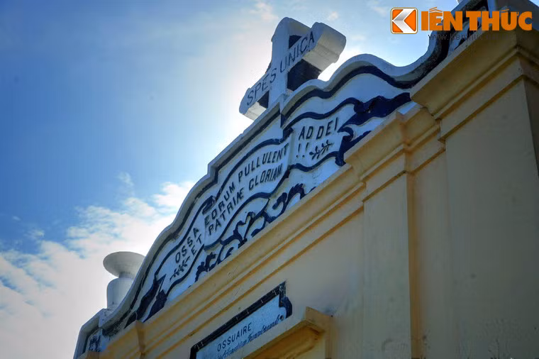 Có tài liệu nói rằng nhà nguyện này chính là một ngôi mộ chung của nhiều binh lính mà người ta đã khai quật và tập trung về đây.