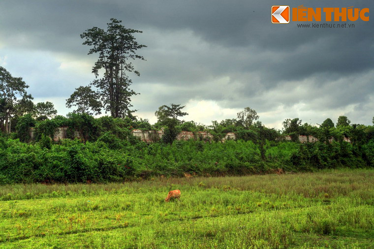 Mõ làng làm việc này không có lương bổng. Tuy nhiên anh ta thường được làng cấp cho một mảnh đất công nhỏ để cày cấy hoặc đến mùa gặt được các địa chủ cho một ít thóc. Dù làm ít hay nhiều thì lợi ích của anh mõ cũng chỉ có vậy.
