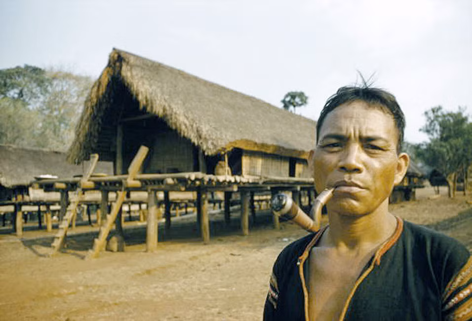 Người đàn ông dân tộc Ê Đê bên ngôi nhà dài ở Buôn Ma Thuột.