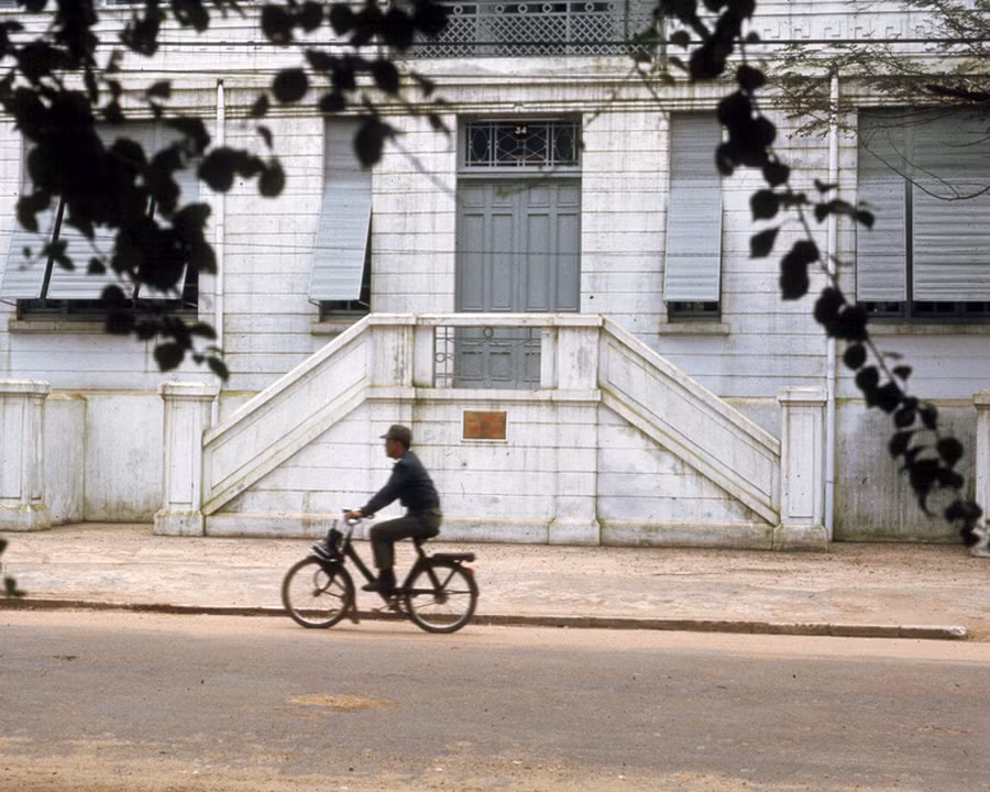 Tòa nhà của hãng Shell nằm bên cạnh tòa thị chính.