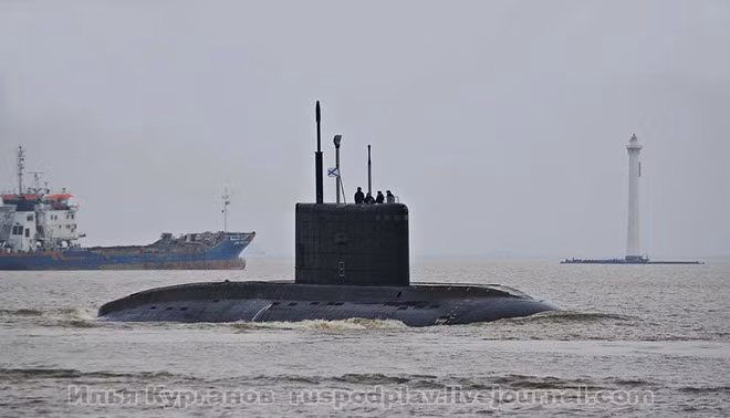 Tàu ngầm 185 Đà Nẵng đang tiến hành các hoạt động thử nghiệm trên biển.