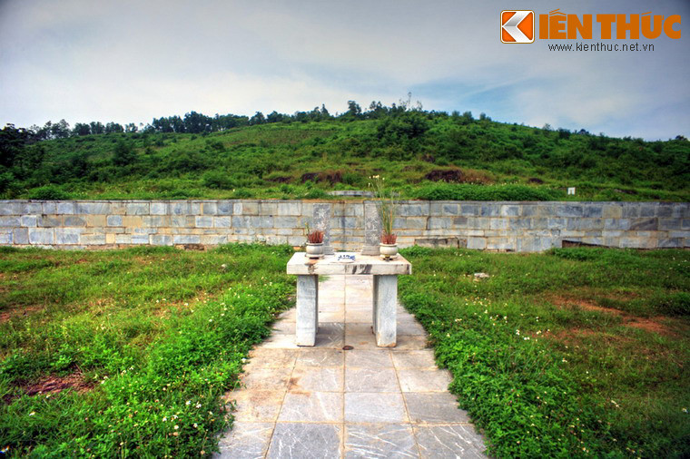 Đàn tế Nam Giao có diện tích khoảng hơn 2 ha, cấu trúc gồm nhiều cấp nền bao thu hẹp dần từ thấp đến cao. Dẫn vào trung tâm của đàn tế là con đường linh đạo được lát bằng những phiến đá xanh mài nhẵn. Trong lòng nền cao nhất có dấu tích đàn tế hình tròn (Viên đàn), đường kính 4,75m.