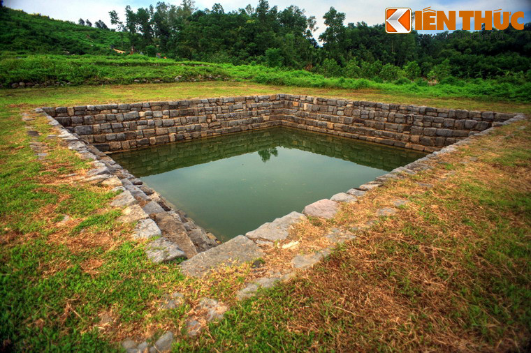 Một công trình được bảo tồn khá nguyên vẹn ở đây là giếng Vua, có hình vuông, được kè đá theo các cấp bậc nhỏ dần vào lòng, nằm thấp hơn khoảng 10m so với nền đàn trung tâm. Ngoài ra, trong khu vực đàn tế còn có thấy dấu tích hàng chục nền móng của các kiến trúc phụ.