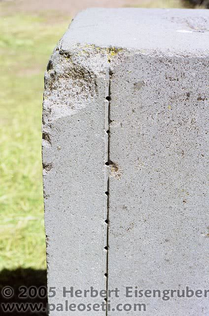 Nhiều tảng đá ở nơi đây có bề mặt láng mịn như một tờ giấy, với các đường rãnh thẳng tắp có độ sâu đồng đều tuyệt đối và các lỗ vít chìm có đường kính chỉ vài mm bên trong.