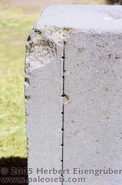 Nhiều tảng đá ở nơi đây có bề mặt láng mịn như một tờ giấy, với các đường rãnh thẳng tắp có độ sâu đồng đều tuyệt đối và các lỗ vít chìm có đường kính chỉ vài mm bên trong.