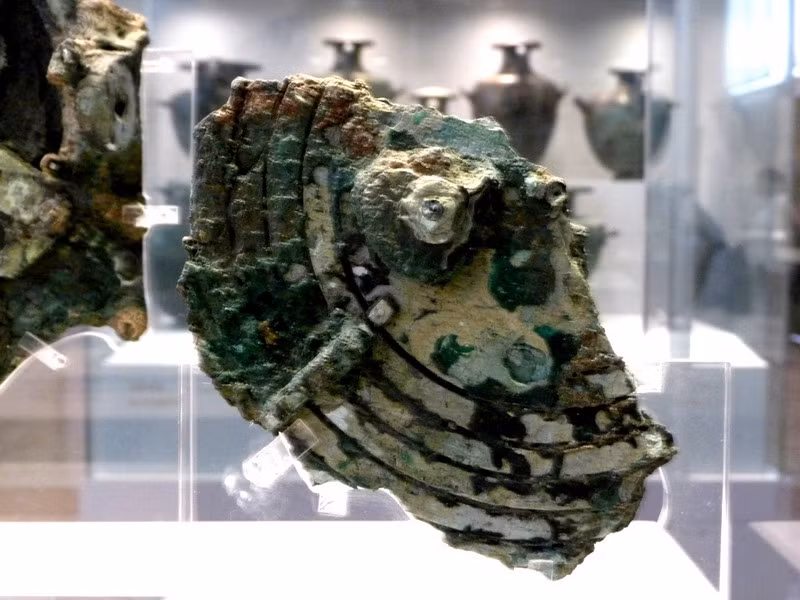 Sau 50 năm bị lãng quên, một nhà khảo cổ người Australia đã sử dụng tia X để khám phá cấu tạo trong của cỗ máy Antikythera và nhận ra rằng nó phức tạp hơn nhiều những gì người ta nghĩ ban đầu. Tuy nhiên, do giới hạn công nghệ thời bấy giờ, chức năng Antikythera vẫn chưa được giải mã.