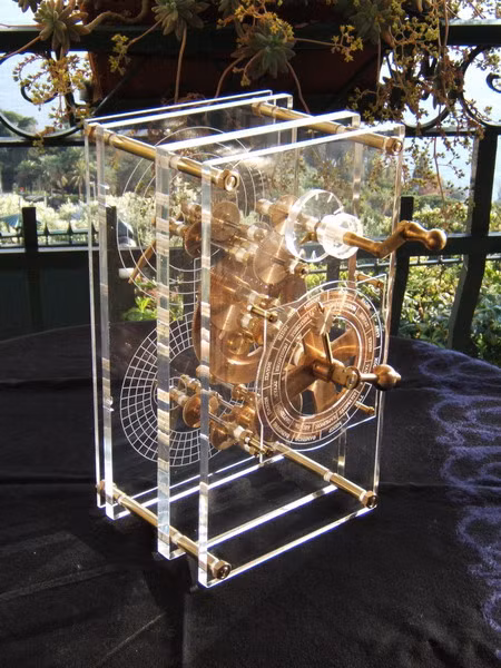 Các phân tích cho thấy cỗ máy có cơ chế phức tạp với 40 bánh răng bằng đồng, có chức năng của một bộ lịch 365 ngày, còn được khéo léo gài thêm cả năm nhuận cứ sau 4 năm. Cỗ máy cũng có thể được sử dụng để tính toán sự chuyển động của mặt Trời, mặt Trăng và 5 hành tinh trong Thái Dương hệ và xác định được cả chu kỳ xảy ra của hiện tượng nhật thực và nguyệt thực.