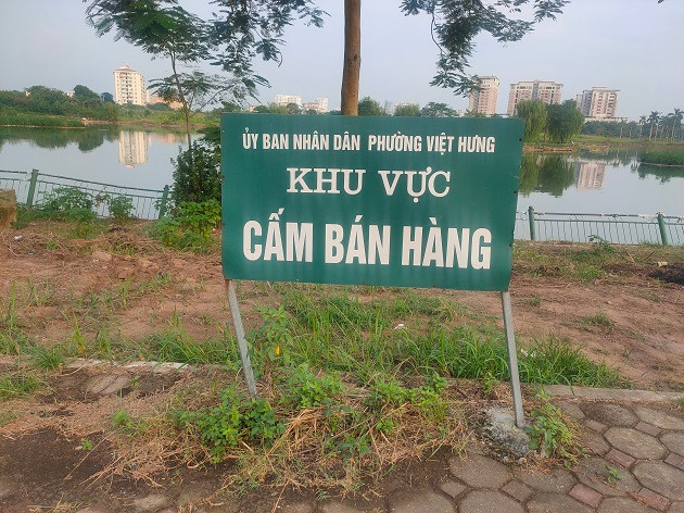 Tấm biển cấm bàn hàng của UBND phường Việt Hưng xiêu vẹo, biến dạng.