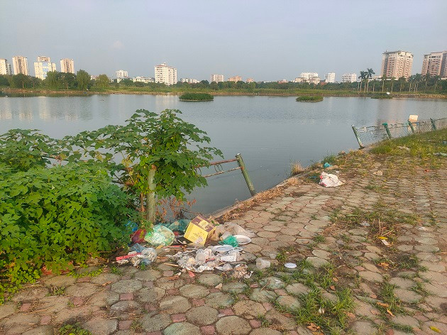 Rác thải có ở khắp nơi trong không gian của công viên Việt Hưng, nhưng không được dọn dẹp.