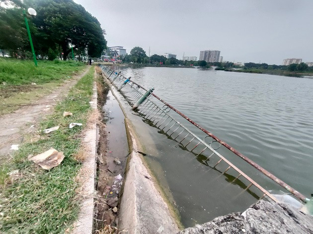 Sau nhiều năm bị bỏ hoang, đến nay nhiều hạng mục trong công viên rơi vào cảnh xuống cấp nghiêm trọng, cỏ dại mọc um tùm, rác thải tràn lan, tạo ra một khung cảnh hoang tàn trước mặt trụ sở hành chính quận Long Biên. 