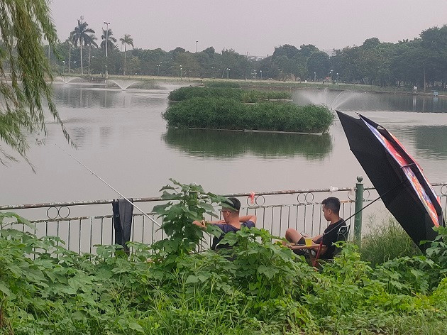 Khu vực hồ điều hòa trong công viên trở thành điểm đến của nhiều “cần thủ” câu cá vào nhiều khung giờ trong ngày. 