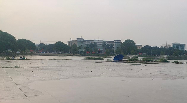 Công viên CV-02 Khu đô thị mới Việt Hưng ( công viên Việt Hưng) nằm trên phố Đoàn Khuê - Vạn Hạnh, đối diện trụ sở Quận ủy, HĐND, UBND quận Long Biên, do Tổng Công ty Đầu tư phát triển nhà và đô thị (HUD) đầu tư các hạng mục cây xanh, vườn hoa... với diện tích hơn 157.000m2. Dự án này được phê duyệt hoạt động với hình thức là công viên mở. 