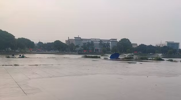 Công viên CV-02 Khu đô thị mới Việt Hưng ( công viên Việt Hưng) nằm trên phố Đoàn Khuê - Vạn Hạnh, đối diện trụ sở Quận ủy, HĐND, UBND quận Long Biên, do Tổng Công ty Đầu tư phát triển nhà và đô thị (HUD) đầu tư các hạng mục cây xanh, vườn hoa... với diện tích hơn 157.000m2. Dự án này được phê duyệt hoạt động với hình thức là công viên mở. 