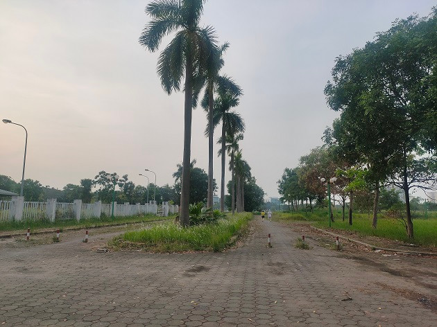 Lối vào công viên Việt Hưng trên đường Đoàn Khuê không có cổng và mọc đầy cỏ dại. 