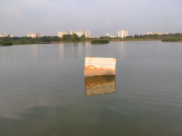 Tấm biển cảnh báo được cắm tại khu vực sát mép nước đã gỉ sét, không còn đọc rõ chữ. 