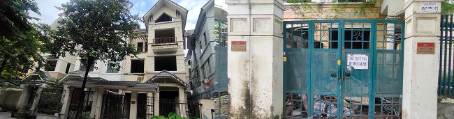 Nhiều tấm biển “cho thuê nhà” kèm số điện thoại được treo trong thời gian dài, phủ bụi. Một số biển do chịu mưa nắng lâu ngày nên đã rách tả tơi, phai màu... 