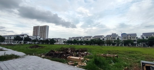 Việc biệt thự, nhà liền kề xây xong nhưng thiếu vắng bóng người ở còn khiến cho hạ tầng, tiện ích khu đô thị này chưa hoàn thiện, dở dang. 