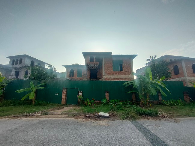 Không ít căn biệt thự được chủ nhà quây tôn che kín bên trong và bỏ hoang từ lâu. 