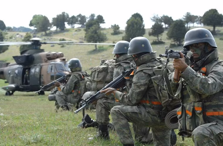 Tên lửa tối tân Kinzhal được thiết kế để có thể xuyên thủng mọi hệ thống phòng không hiện có và thậm chí là cả những hệ thống trong tương lai, đồng thời nó có thể bay với vận tốc nhanh hơn gấp 10 lần tốc độ âm thanh. Tên lửa Kinzhal được phóng đi từ những chiếc máy bay có khả năng bay ở độ cao lớn như MiG-31K và có tầm bắn lên tới 2.000km. Tên lửa Kinzhal có thể được trang bị đầu đạn thông thường hoặc đầu đạn hạt nhân.