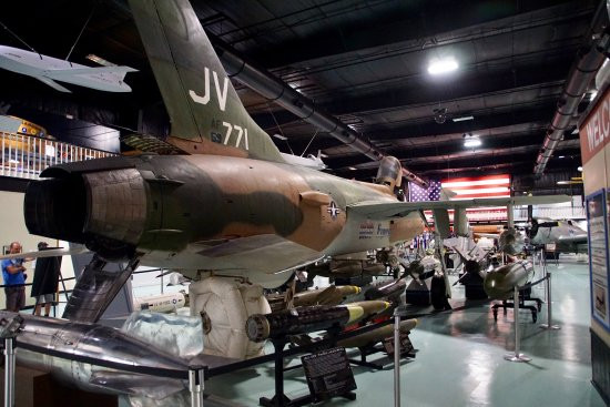 Phi công và các nhân viên kỹ thuật tại các căn cứ không quân chỉ “phàn nàn” về một số vấn đề như độ ồn cao bất thường, tốc độ hạ cánh cao, công tác bảo dưỡng kỹ thuật phức tạp do có quá nhiều thiết bị vô tuyến điện tử (thời gian đầu cần tới 150 giờ bảo dưỡng/một giờ bay!), cũng như động cơ hoạt động không ổn định do pháo bắn với tốc độ quá nhanh.