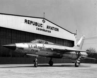 Trang thiết bị vô tuyến điện tử trên "Thunderchief" Nhưng trên thực tế, F-105 có hai nhược điểm nghiêm trọng khác. Ngay các chuyến xuất kích tác chiến đầu tiên đã cho thấy điểm yếu của “Thunderchief” là có quá ít nhiên liệu. Khi tiến hành các cuộc tấn công vào sâu trong lãnh thổ miền Bắc Việt Nam, các máy bay F-105 mang bom cần hai lần tiếp nhiên liệu cho mỗi chuyến xuất kích: chiều đi và chiều về. Trong trường hợp ngược lại, lượng nhiên liệu hạn chế không cho phép máy bay tăng tốc và tham gia vào các trận không chiến. Máy bay ném bom với hệ thống nhiên liệu bị hỏng không có cơ hội nào quay trở lại căn cứ.