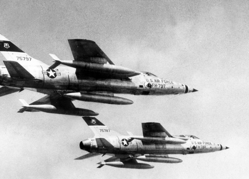 Trong khi một biên đội nghi binh liên tục cơ động để thu hút sự chú ý của đối phương , biên đội tấn công công kích các trận địa tên lửa phòng không bằng hỏa lực từ pháo (4000-6000 phát / phút.), bom chùm thông thường và các tên lửa. Bước phát triển hợp lý tiếp theo là kết hợp các chức năng của cả hai máy bay vào một chiếc- “hai trong một” – một biến thể F-105F “Combat Martin” do hai phi công điều khiển được mệnh danh là “thợ săn radar” đã được phát triển từ máy bay chiến đấu- huấn luyện.