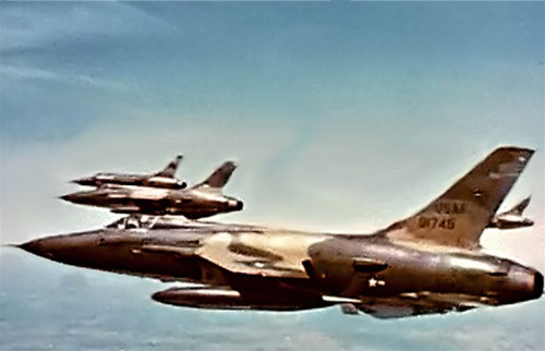 Ngoài ra, radar trên máy bay có thể xác định cự ly từ máy bay đến mục tiêu, cảnh báo chướng ngại vật trên đường bay khi bay ở độ cao thấp và ngắm bắn mục tiêu trong các trận không chiến. Ngoài ra, trong hệ thống điện tử hàng không của F-105 còn có máy tính cắt bom AN / ASG-19 “Thunderstick” kết nối với một thiết bị tự động điều khiển bay đảm bảo cho F-105 khả năng ném bom tự động cả khi đang bay ngang, khi đang lấy độ cao và cả khả năng “ném bom qua vai”.