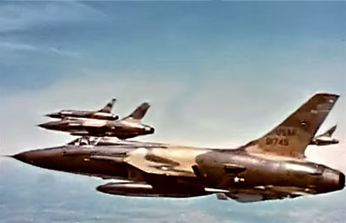 Ngoài ra, radar trên máy bay có thể xác định cự ly từ máy bay đến mục tiêu, cảnh báo chướng ngại vật trên đường bay khi bay ở độ cao thấp và ngắm bắn mục tiêu trong các trận không chiến. Ngoài ra, trong hệ thống điện tử hàng không của F-105 còn có máy tính cắt bom AN / ASG-19 “Thunderstick” kết nối với một thiết bị tự động điều khiển bay đảm bảo cho F-105 khả năng ném bom tự động cả khi đang bay ngang, khi đang lấy độ cao và cả khả năng “ném bom qua vai”.