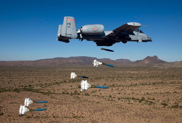 Với việc bố trí hai động cơ, nếu xảy ra trục trặc ở một động cơ trong chuyến bay, cường kích A-10 vẫn đủ sức bay trở lại căn cứ với động cơ còn lại, từ đó cải thiện khả năng sống sót của máy bay.