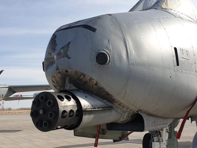 Ngoài ra, những loại máy bay trên cũng thiếu lớp giáp bảo vệ trực tiếp, và rõ ràng sẽ chịu nhiều tổn thất hơn A-10 khi thực hiện một cuộc tấn công mặt đất ở độ cao thấp, nơi có hỏa lực phòng không của đối phương.