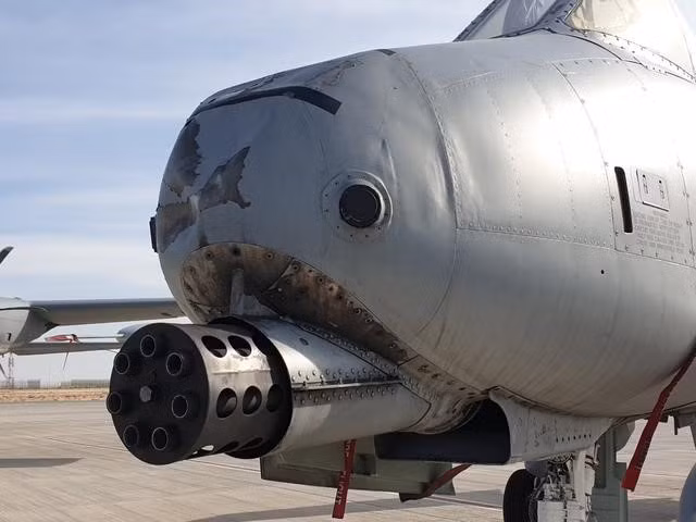 Ngoài ra, những loại máy bay trên cũng thiếu lớp giáp bảo vệ trực tiếp, và rõ ràng sẽ chịu nhiều tổn thất hơn A-10 khi thực hiện một cuộc tấn công mặt đất ở độ cao thấp, nơi có hỏa lực phòng không của đối phương.