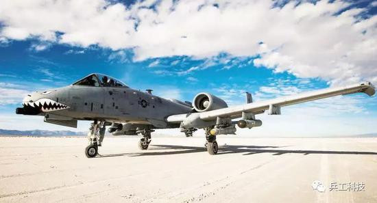 A-10 sử dụng hai động cơ phản lực cánh quạt, không có chế độ đốt sau TF34-GE-100, do công ty General Motors phát triển cho riêng máy bay A-10, được lắp đặt ở phần trên của thân sau máy bay.