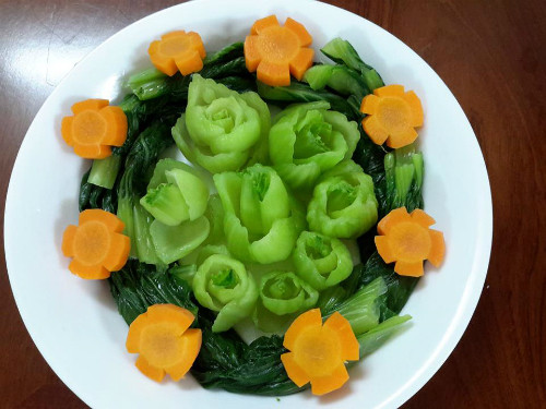 Một trong những mẹo luộc rau mà bạn phải nhớ là đun sôi nước trên lửa lớn rồi cho thêm một chút muối trước khi cho rau vào. Tỷ lệ muối lý tưởng để luộc rau là 1/4 thìa cà phê muối cho mỗi nửa lít nước. 