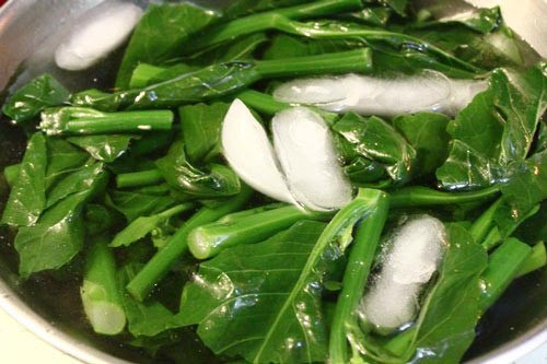 Khi rau chín, vớt rau ra khỏi nồi và thả vào bát nước đun sôi để nguội có sẵn vài viên đá lạnh trong 2-3 phút. Việc này sẽ giúp rau giữ được màu xanh, giòn và không bị nát khi luộc.