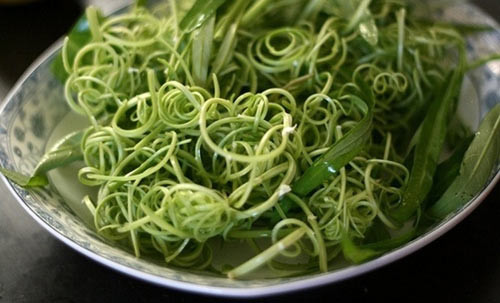 Rau muống sạch thường có thân rắn chắc, ngọn nhỏ, lá xanh tự nhiên. Khi bấm vào thân, nhựa trắng chảy ra. 