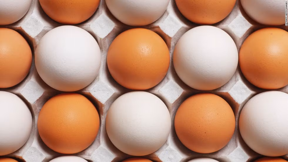 Trứng: Đây là một trong những loại thực phẩm cung cấp nhiều protein cần thiết cho cơ thể, giúp tăng cơ và giảm mỡ. Bên cạnh đó, trứng còn có nhiều axit amin thiết yếu cho cơ thể cũng như chứa ít.