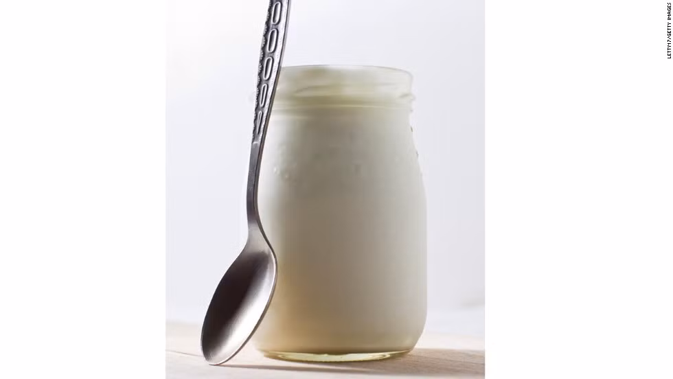 Sữa chua Hy Lạp: Trong một nghiên cứu được tiến hành bởi Đại học Havard, sữa chua là thực phẩm hỗ trợ tuyệt vời cho việc giảm cân. Sữa chua phát huy tác dụng tốt nhất khi kết hợp với các loại quả mọng như mâm xôi, dâu tây... 