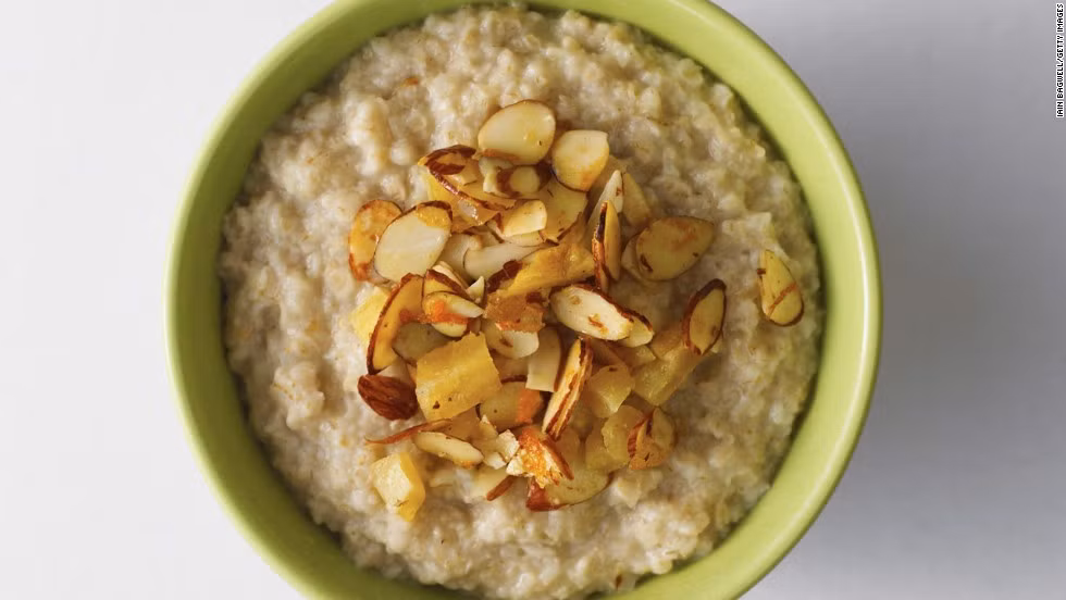 Bột yến mạch: Không chỉ có hàm lượng chất xơ cao, bột yến mạch còn chứa nhiều protein và chất dinh dưỡng khác giúp người ăn cảm thấy no lâu, điều tiết lượng đường trong máu. 