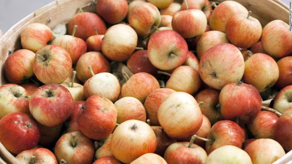 Táo: Táo là một trong số ít các trái cây chứa pectin làm chậm tiêu hóa, duy trì cảm giác no. Ngoài ra, táo cũng chứa ít calo. 