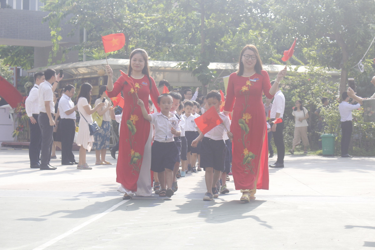 Tại trường TH &amp; THCS Everest (quận Bắc Từ Liêm), lễ khai giảng được tổ chức vào 8h sáng.