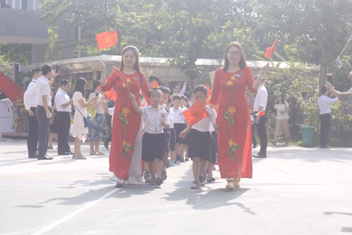 Tại trường TH &amp; THCS Everest (quận Bắc Từ Liêm), lễ khai giảng được tổ chức vào 8h sáng.
