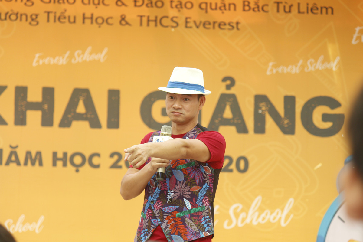 Tham dự lễ khai giảng còn có sự xuất hiện của NSƯT Xuân Bắc làm sôi động bầu không khí khai giảng.