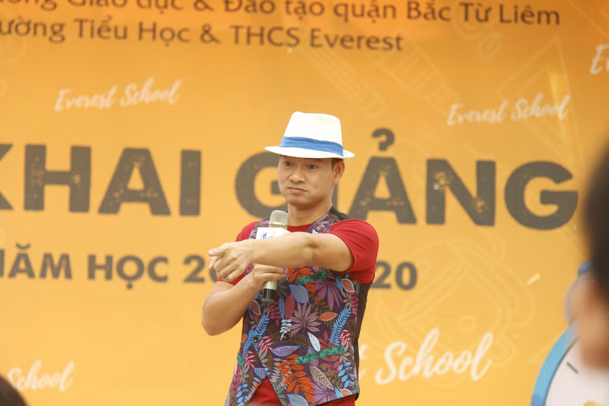 Tham dự lễ khai giảng còn có sự xuất hiện của NSƯT Xuân Bắc làm sôi động bầu không khí khai giảng.