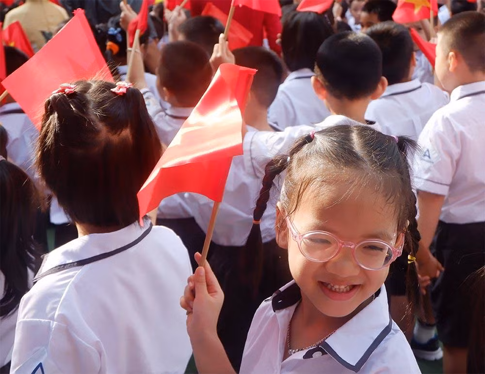 Nụ cười của nữ sinh dành cho bạn cùng lớp.