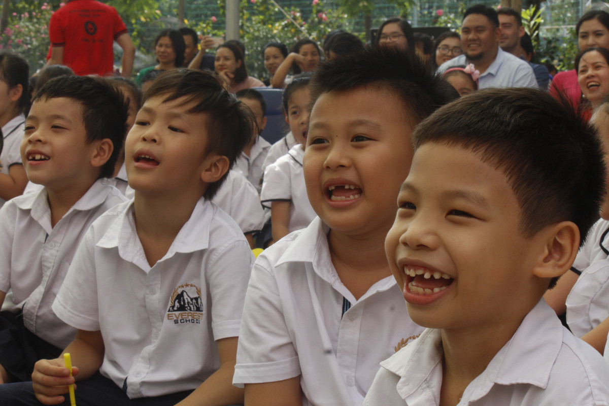 Nụ cười giòn tan của các học sinh.